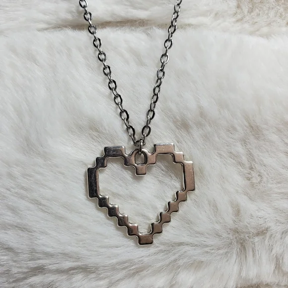 Retro video game e girl heart necklace - Picture 1 of 1